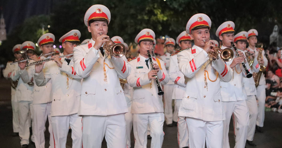 'Biển người' đổ về phố đi bộ Nguyễn Huệ tham dự 'Sắc màu thành phố Bác'