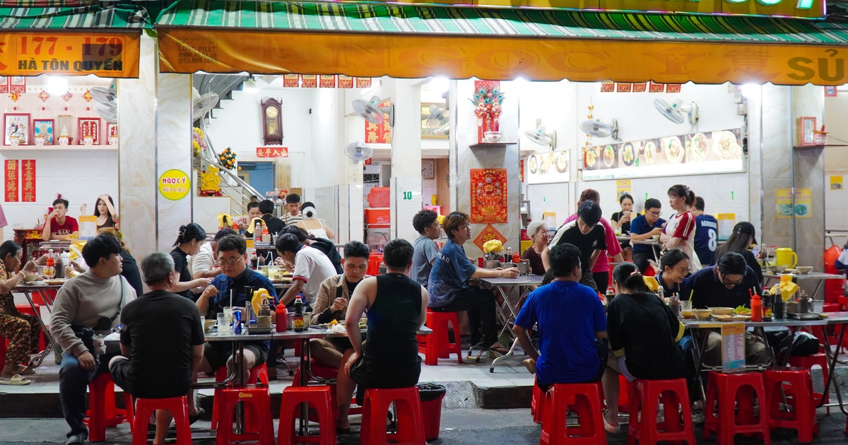 Đừng bỏ lỡ những khu phố ẩm thực giá bình dân ở TP.HCM