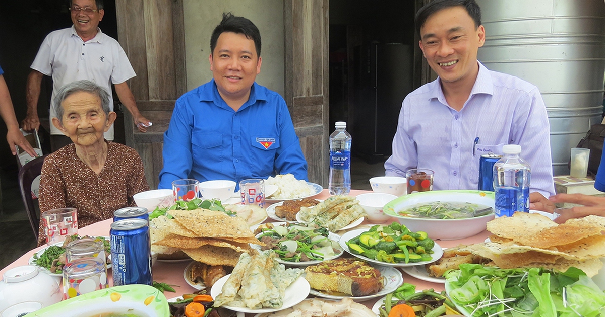 'Bữa cơm yêu thương' ấm lòng Mẹ Việt Nam anh hùng