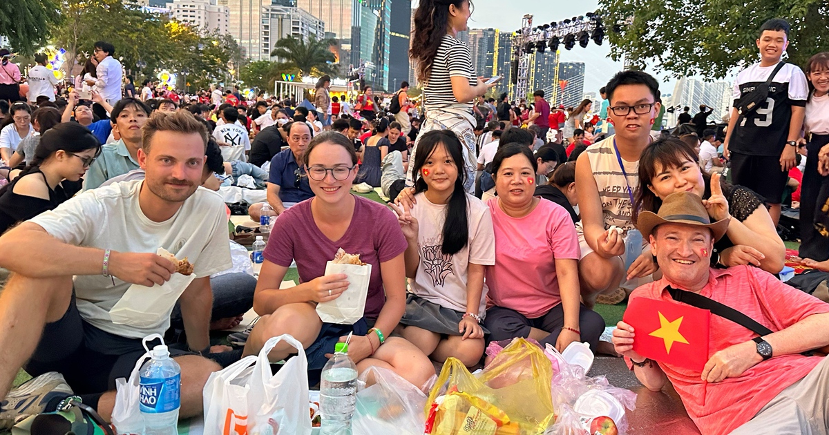 Thấy cặp đôi Hà Lan - Pháp chờ pháo hoa ở TP.HCM, gia đình Việt - Mỹ làm điều bất ngờ