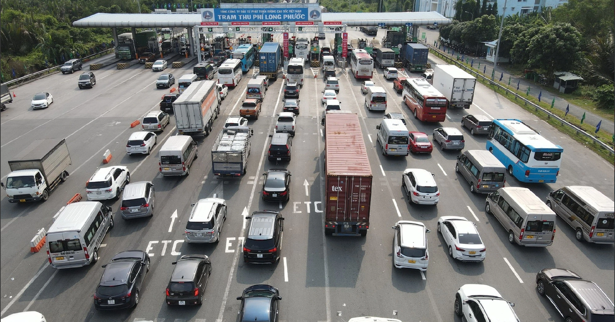 Kết thúc diễu binh 30.4: Đường dẫn vào cao tốc đông nghẹt, CSGT hạn chế xe