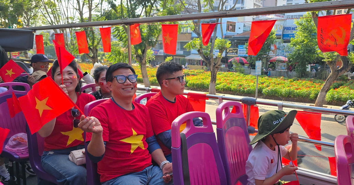 Xe buýt âm nhạc vòng quanh phố núi Đà Lạt mừng 50 năm đất nước thống nhất