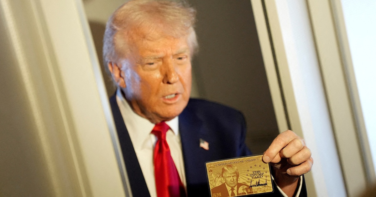 Ông Trump khoe thẻ vàng nhập cư 5 triệu USD in hình chân dung