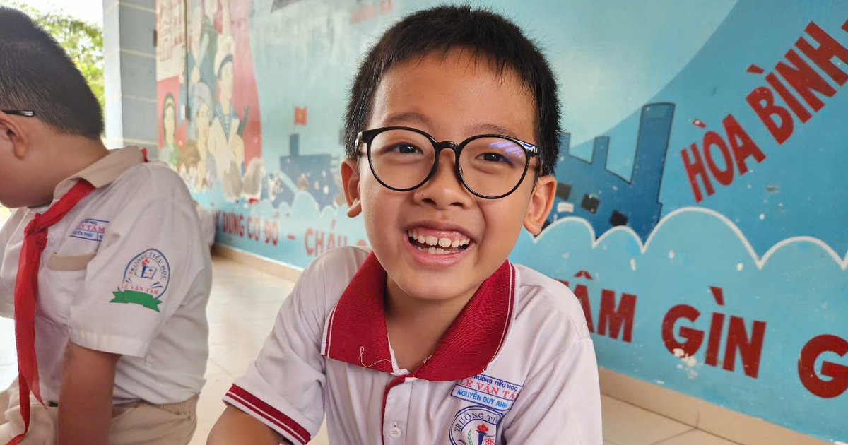 Bất ngờ với học sinh đọc sách quên ngủ, mê sách tiếng Anh