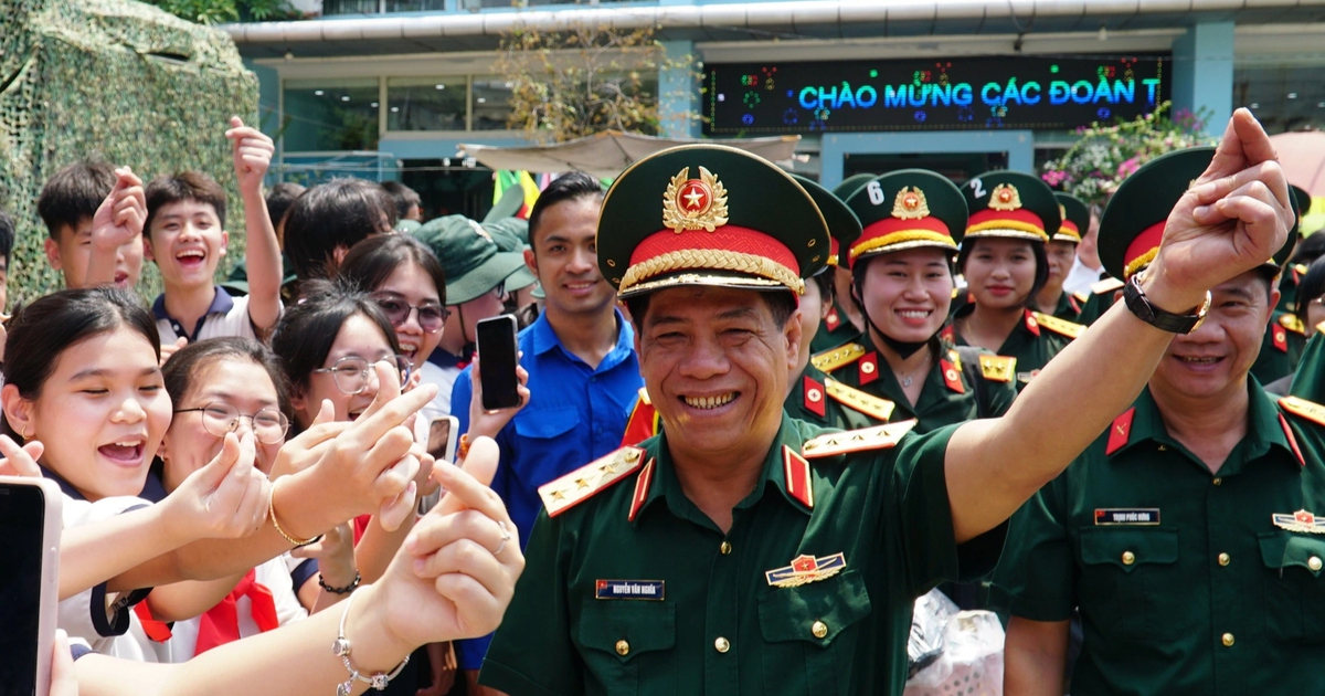 Thượng tướng Nguyễn Văn Nghĩa 'bắn tim' khiến học sinh thích thú