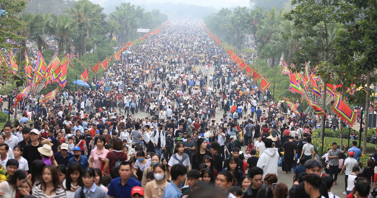 Dòng người đông nghịt đổ về Đền Hùng trước ngày giỗ Tổ