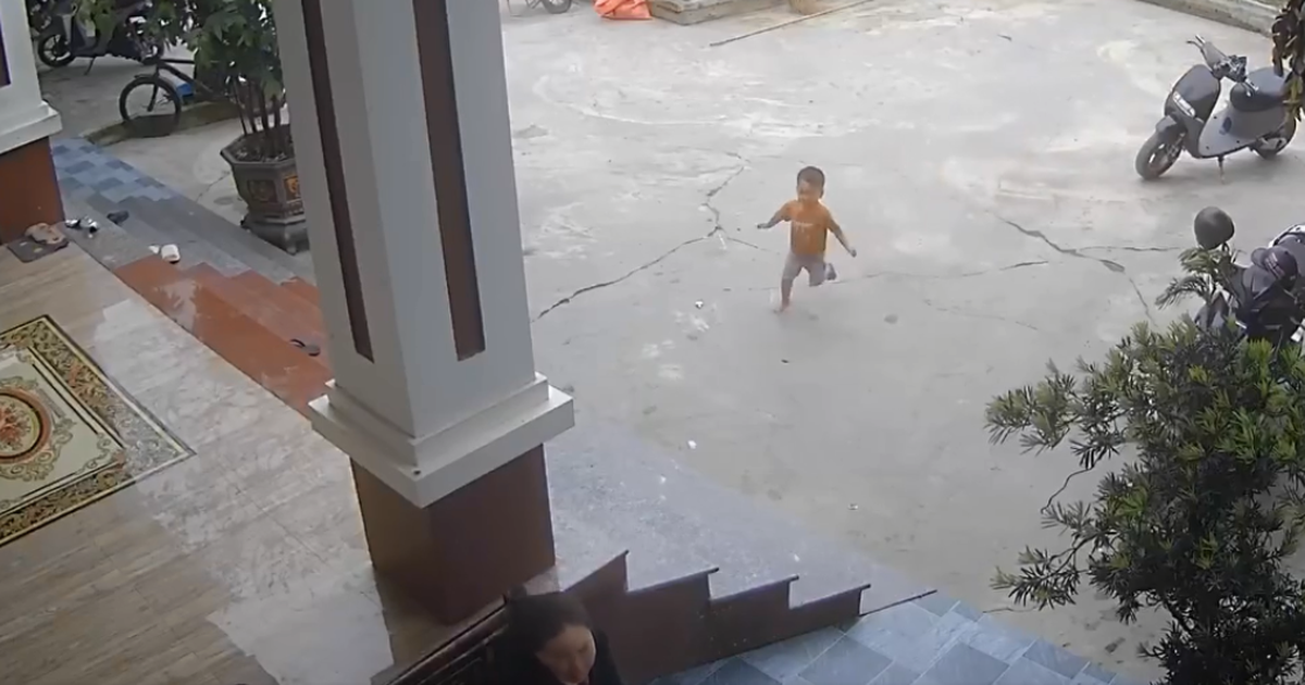 Nhanh trí cứu được bạn rơi xuống hố, bé trai 3 tuổi nhận 'mưa like'