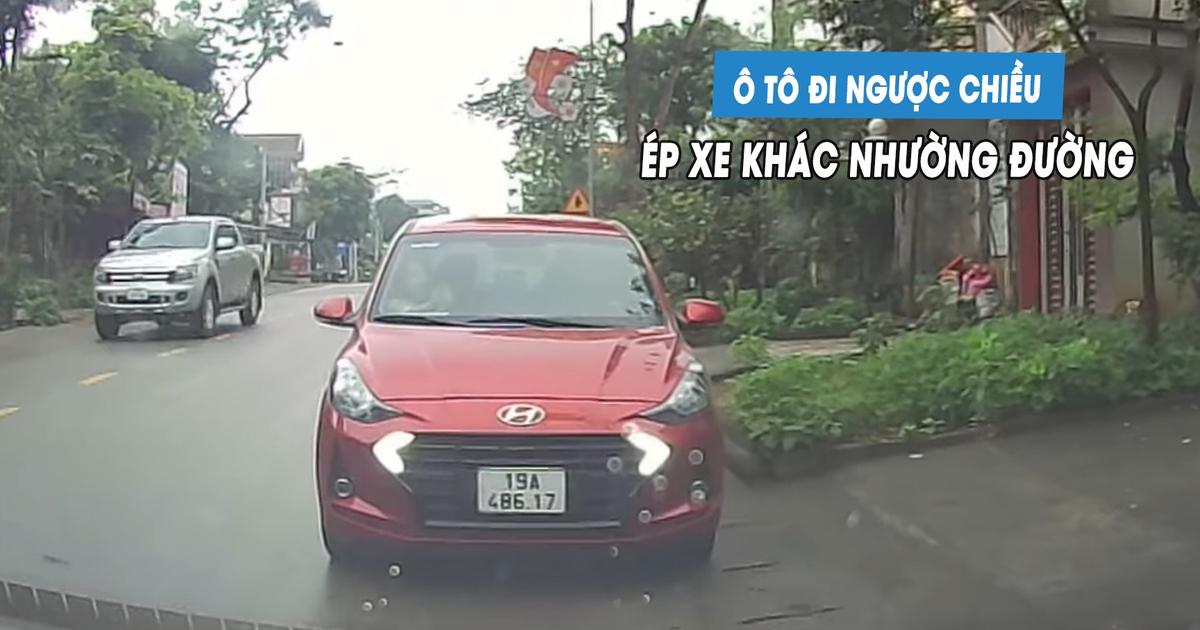 Ô tô chạy ngược chiều còn ép xe khác phải lùi để nhường đường