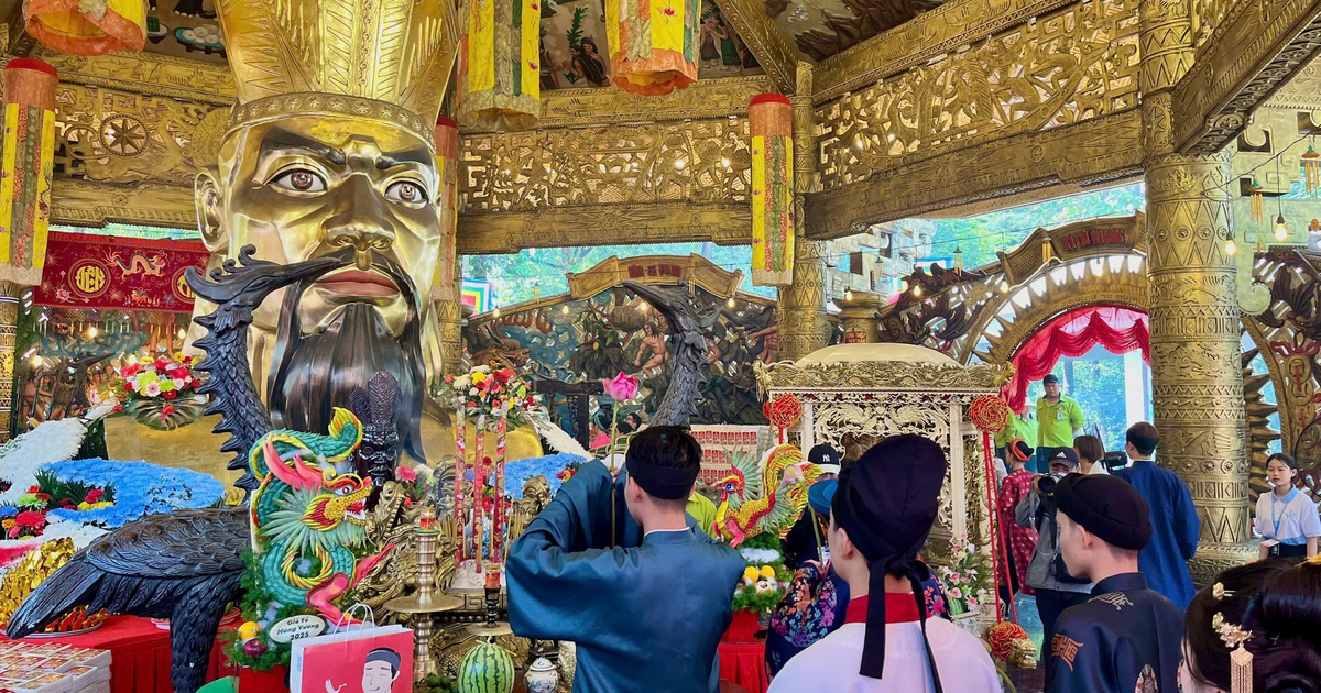 Giỗ tổ Hùng Vương: Người dân ùn ùn tới Suối Tiên nhận 'lộc Vua Hùng'
