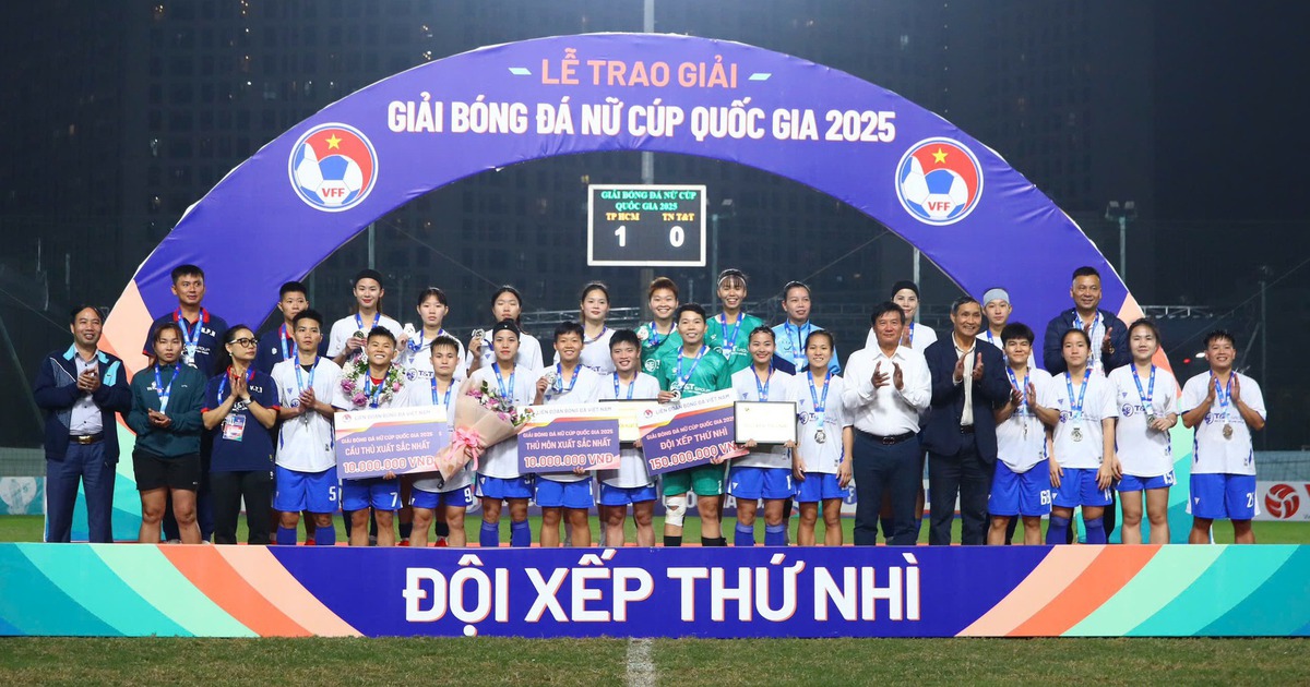 Phó chủ tịch Tập đoàn T&T Đỗ Vinh Quang thưởng nóng 500 triệu cho CLB nữ Thái Nguyên