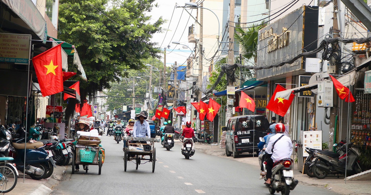 Đường phố ở TP.HCM rực rỡ cờ Tổ quốc: 'Nhìn là thấy đầy tự hào'