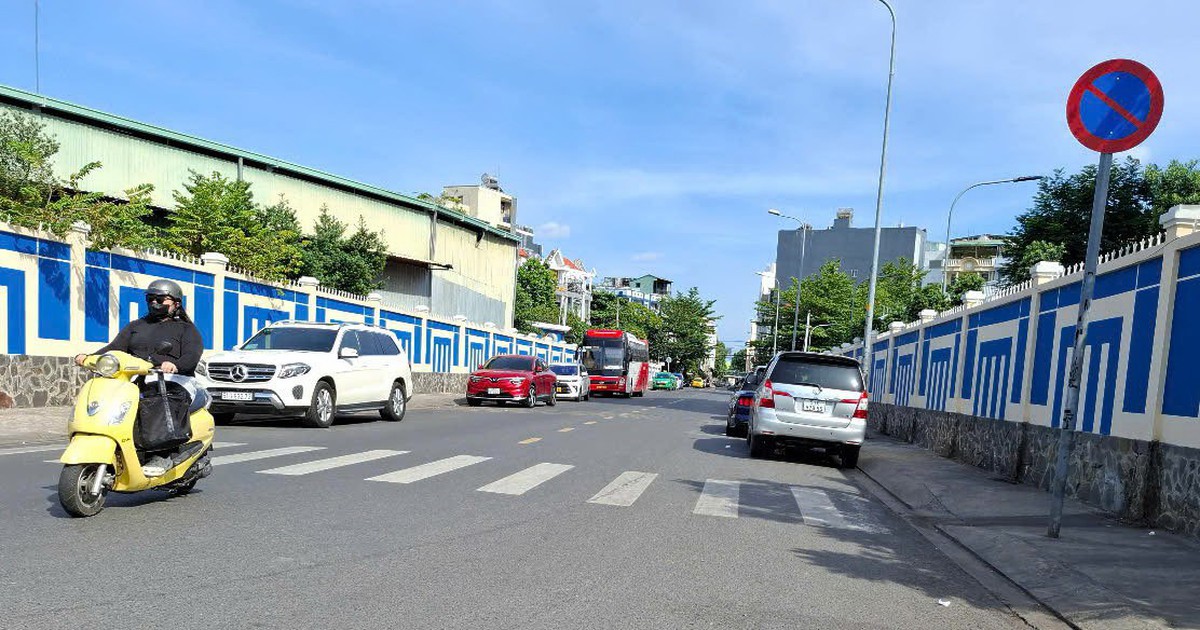 Có biển cấm, vẫn đậu xe chiếm đường