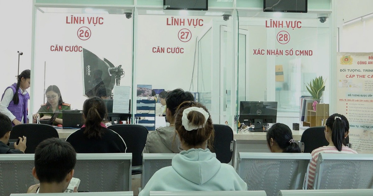 Công an Lâm Đồng làm việc xuyên lễ cấp căn cước cho người dân ở xa về