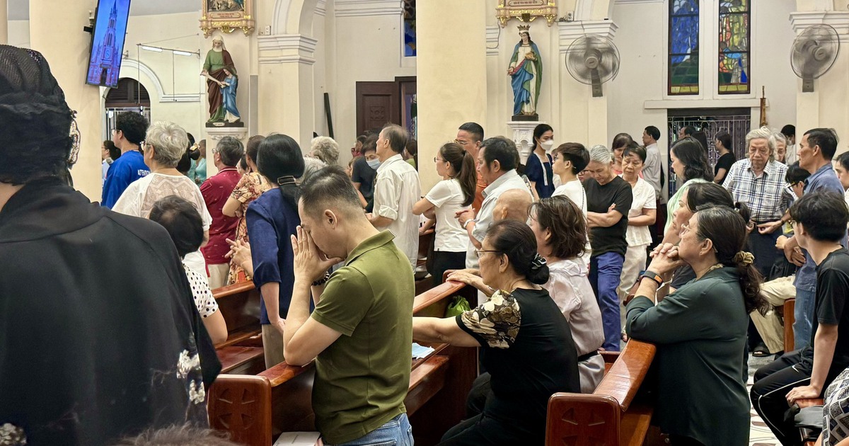 Nhà thờ cử hành thánh lễ, người Công giáo TP.HCM cầu nguyện cho Giáo hoàng Leo XIV