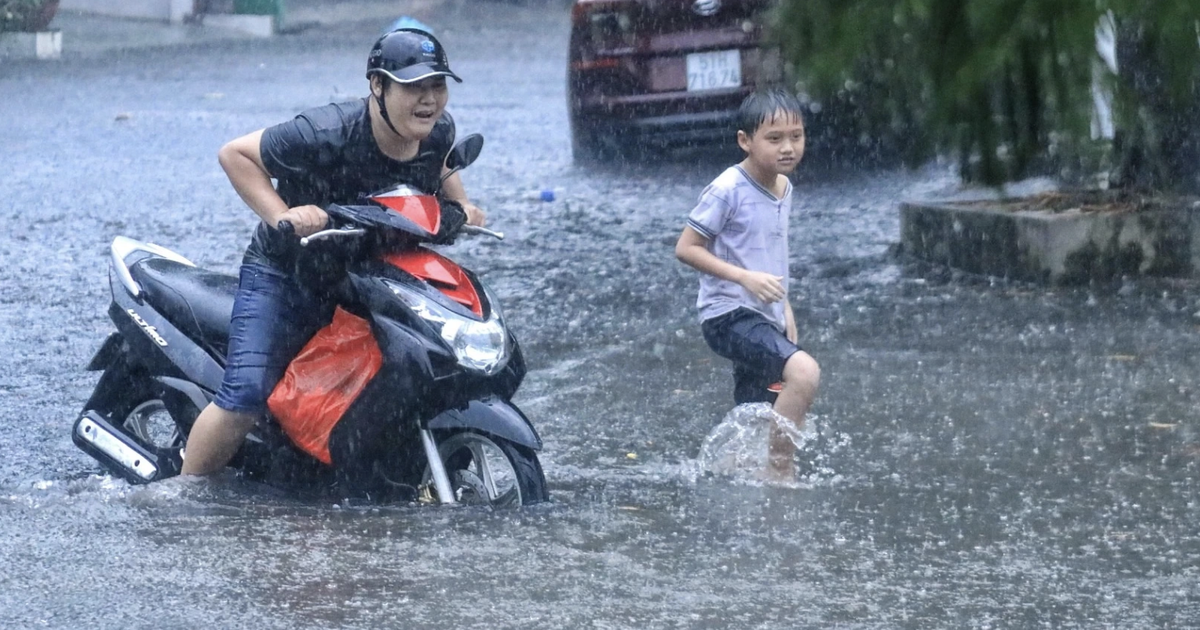 TP.HCM đón trận mưa lớn nhất từ đầu năm đến nay: Bất ngờ ở những 'rốn ngập'