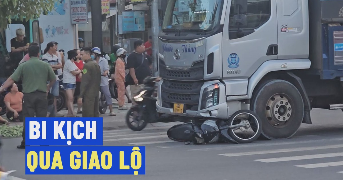 Bi kịch qua giao lộ: Xe tải cuốn xe máy vào gầm