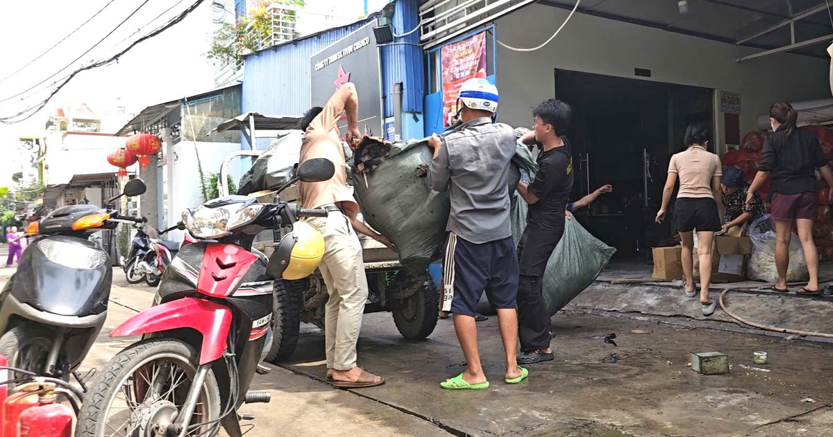 Cháy công ty in ấn trong đêm, cả xóm huy động bình chữa cháy dập lửa