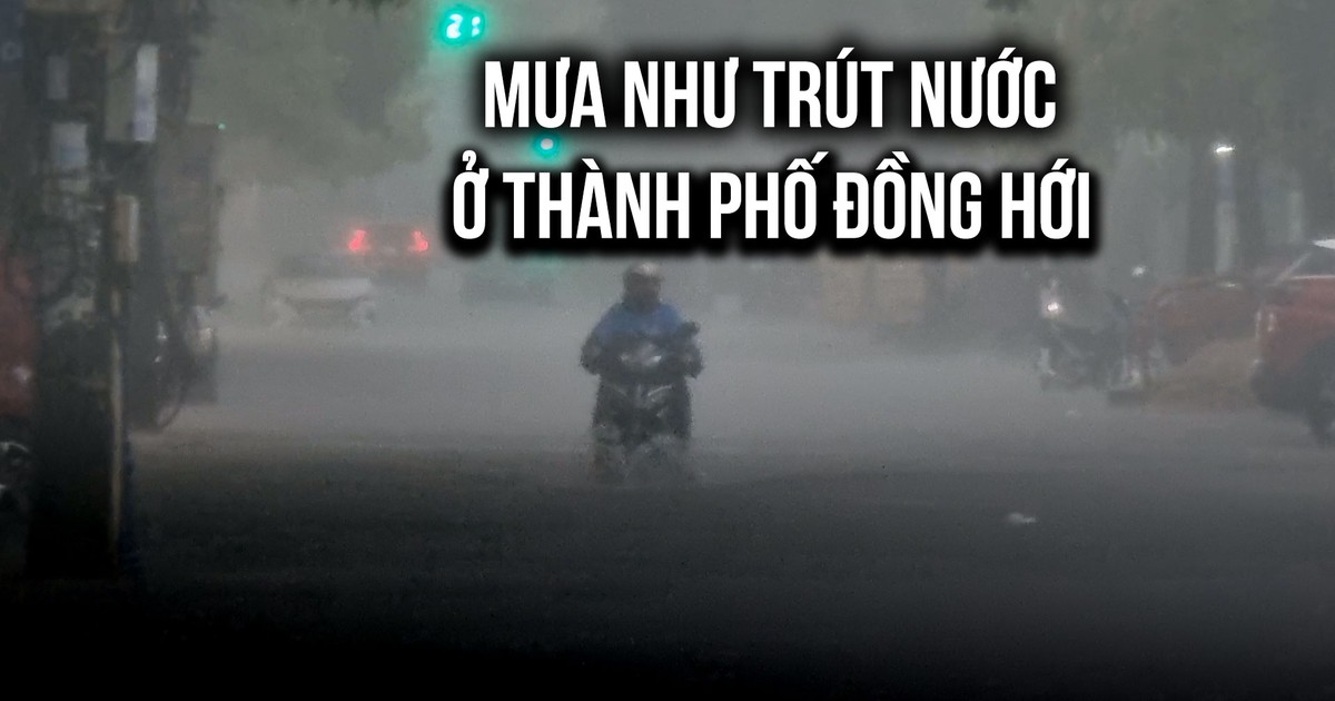 Mưa như trút ở Đồng Hới: Người dân ‘chịu trận’ lội nước từ sáng sớm