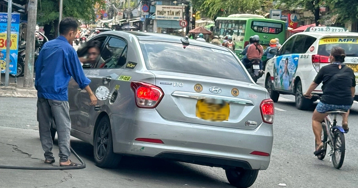 Nhân viên cây xăng, khách tranh cãi chuyện đổ xăng: 'Ai là người mở nắp bình?'
