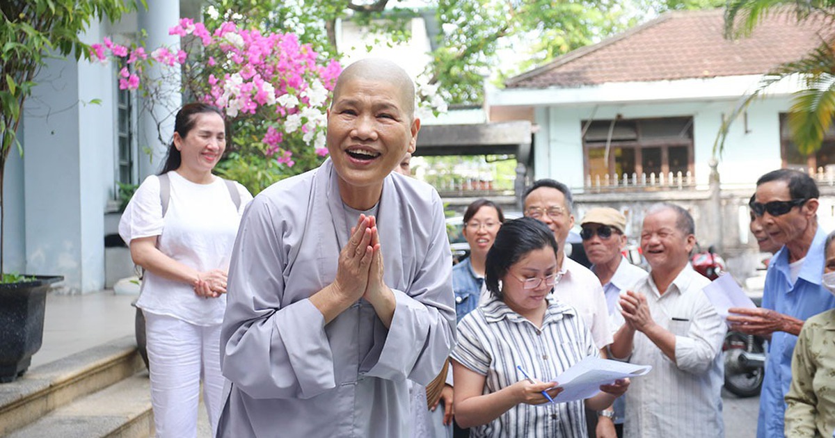 Ni sư Thích nữ Tâm Nguyệt vượt đường xa, trao ấm áp cho người mù