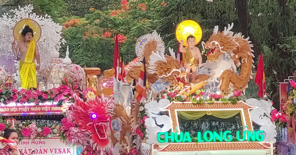 Diễu hành xe hoa mừng đại lễ Phật đản