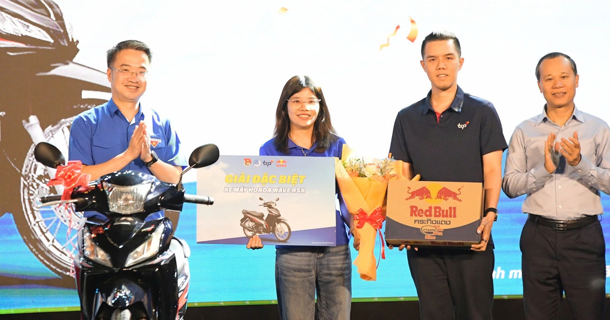 Hai công nhân trúng thưởng xe máy trong đêm nhạc hội 'Lan tỏa năng lượng tích cực'