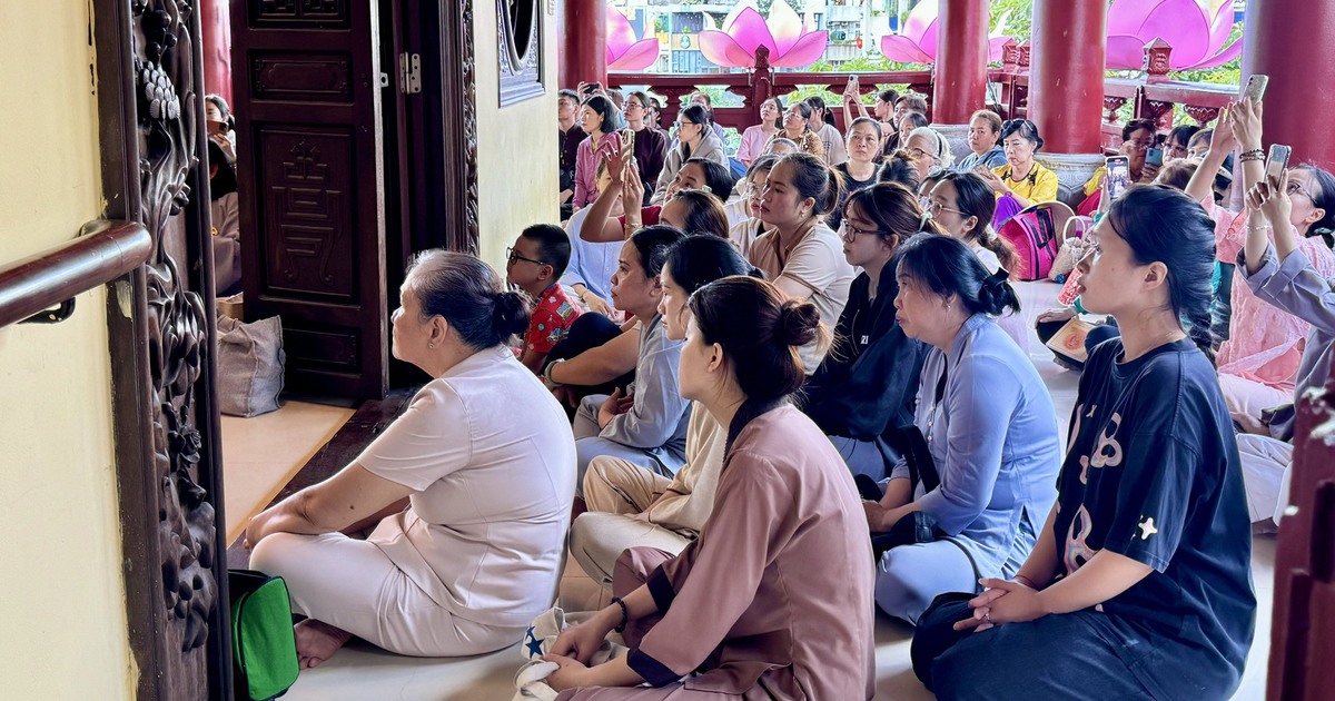 Các chùa ở TP.HCM tấp nập người mừng lễ Phật đản, cầu bình an