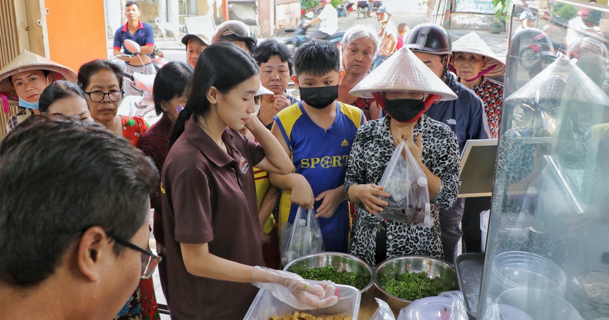 Nhận cơm chay miễn phí ở TP.HCM dịp lễ Phật đản: 'Thấy ấm lòng lắm'