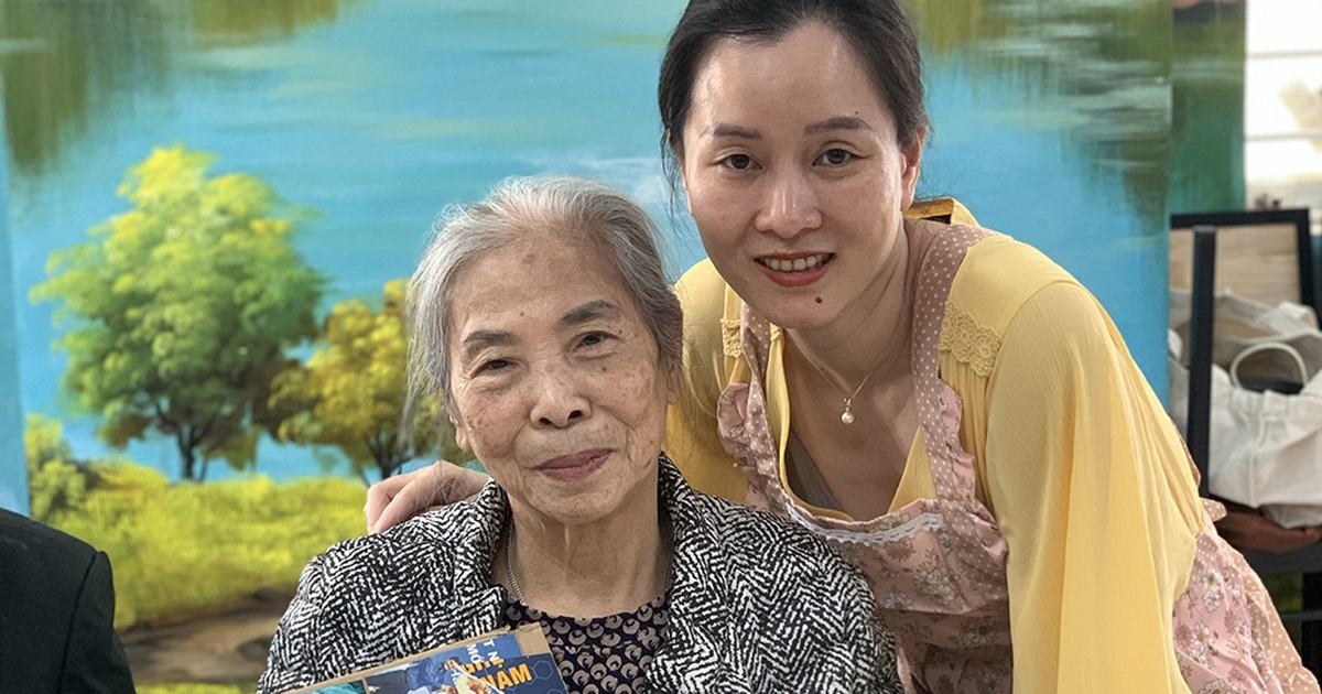 Buổi làm tranh xé dán giấy vụn của những 'em bé' ở viện dưỡng lão