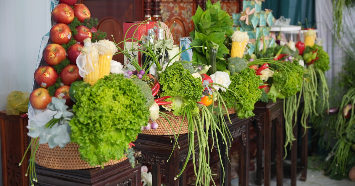 'Độc lạ' đám cưới trang trí với rau củ: Tặng khách mời mang về làm món ngon