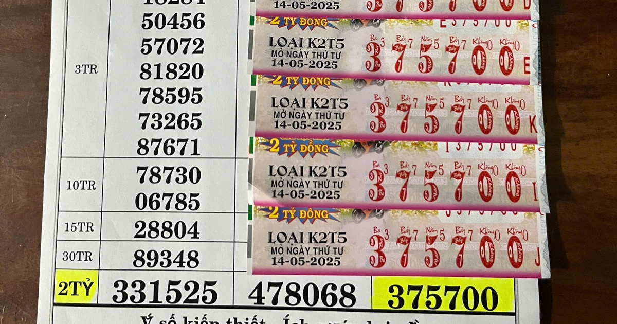 Hai người hàng xóm trúng 5 tờ vé số độc đắc, nhận tiền mặt gửi ngân hàng