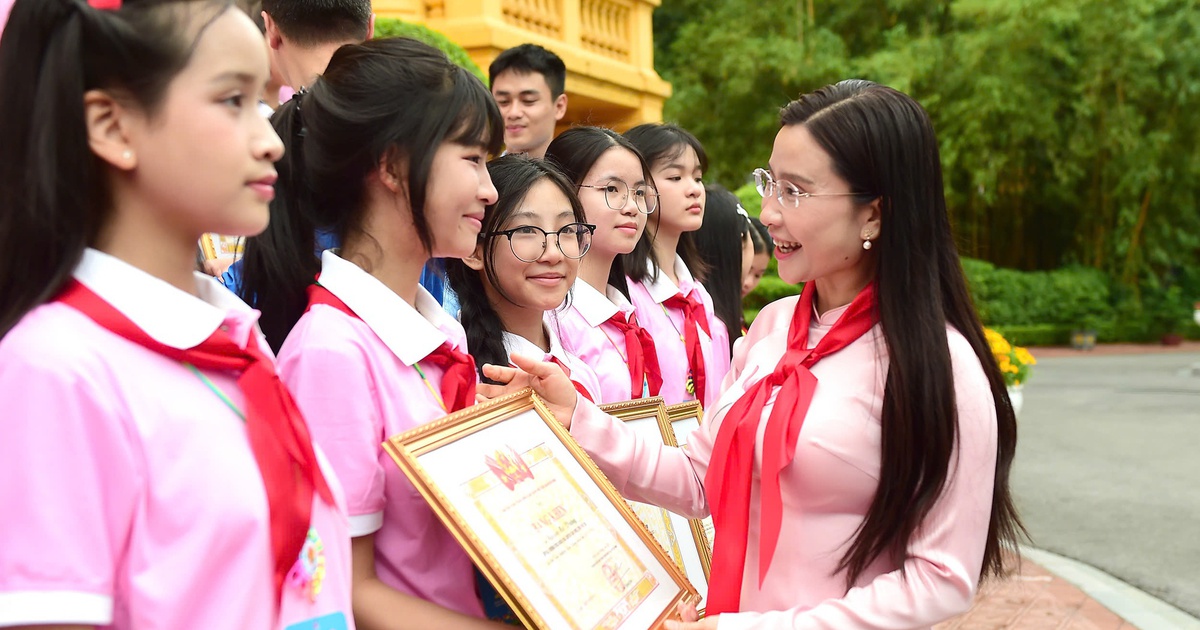 Trao Giải thưởng Kim Đồng cho đại biểu Cháu ngoan Bác Hồ