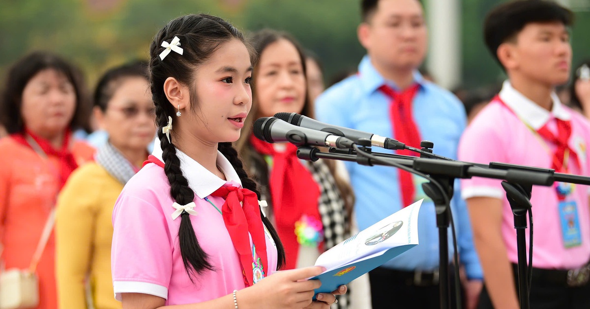 Đại biểu Cháu ngoan Bác Hồ xúc động báo công dâng Bác