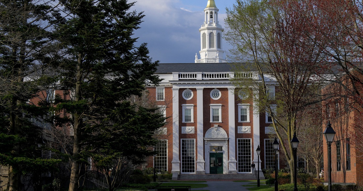Chính quyền Trump cắt thêm tài trợ, Đại học Harvard lập tức đáp trả