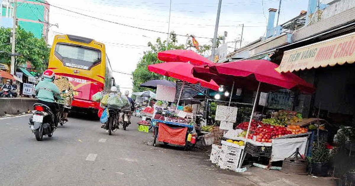 Buôn bán lấn chiếm lòng, lề đường