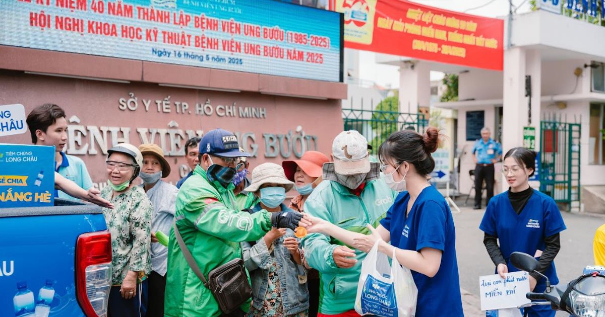 Những nụ cười mát lành giữa trưa hè từ xe nước miễn phí của Long Châu