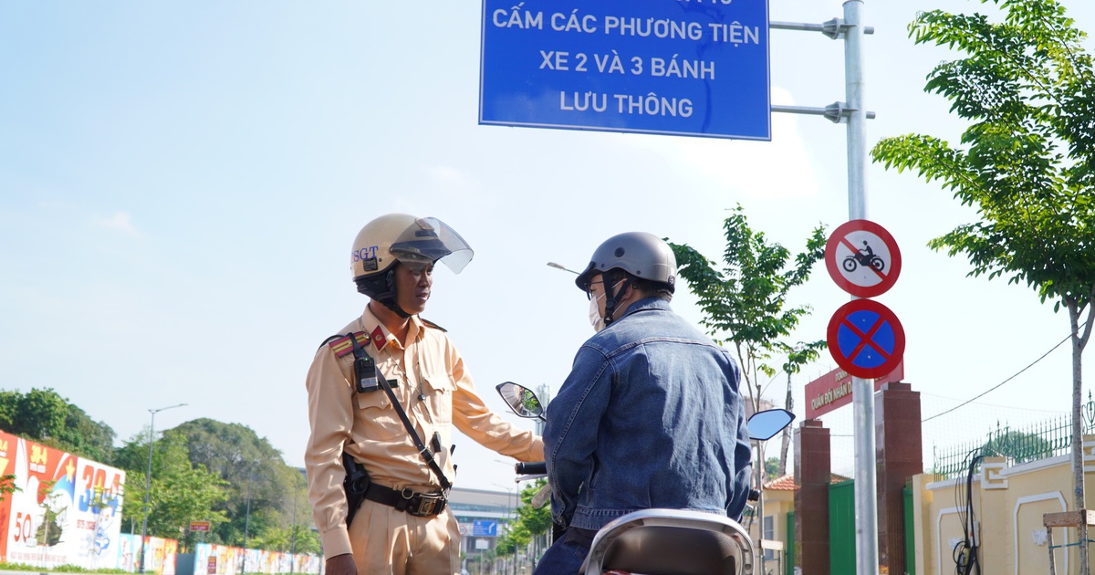 Đường vào nhà ga T3 sân bay Tân Sơn Nhất: Hàng loạt xe máy bất ngờ khi CSGT tuýt còi