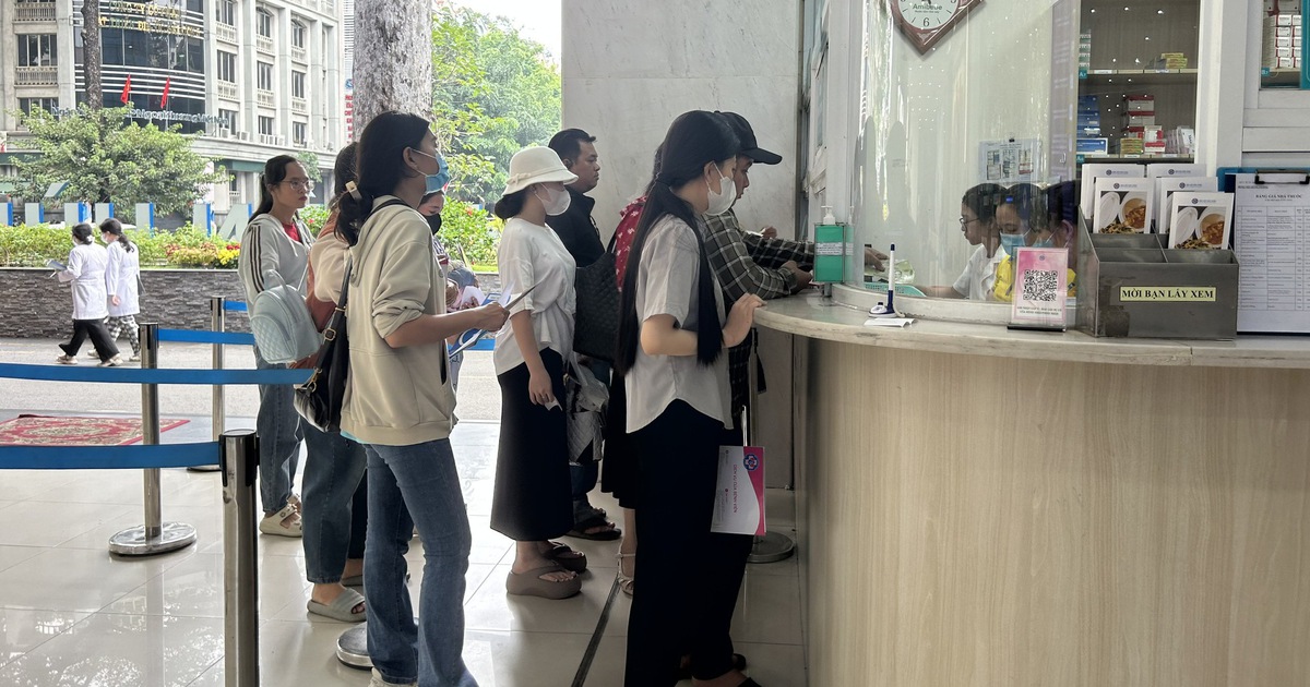 Đeo khẩu trang nơi đông người để chủ động phòng dịch Covid-19 trở lại