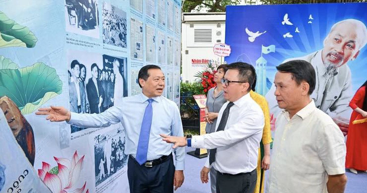 Báo Nhân Dân khai mạc triển lãm kỷ niệm 135 năm Ngày sinh Chủ tịch Hồ Chí Minh