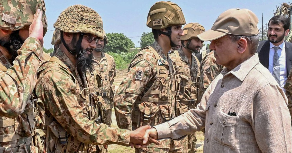 Thủ tướng Pakistan thừa nhận căn cứ không quân bị trúng tên lửa Ấn Độ
