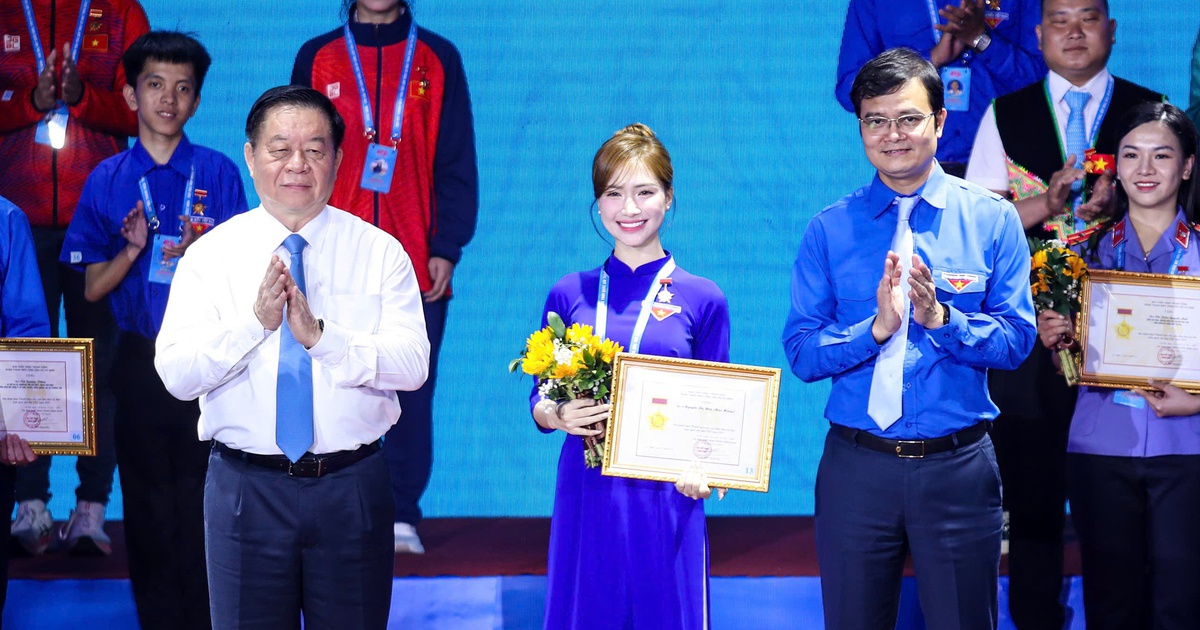 Ông Nguyễn Trọng Nghĩa xúc động, tự hào về thanh niên tiên tiến làm theo lời Bác