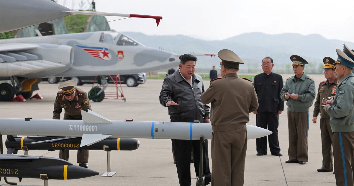 Lãnh đạo Triều Tiên Kim Jong-un đích thân giám sát tập trận không quân