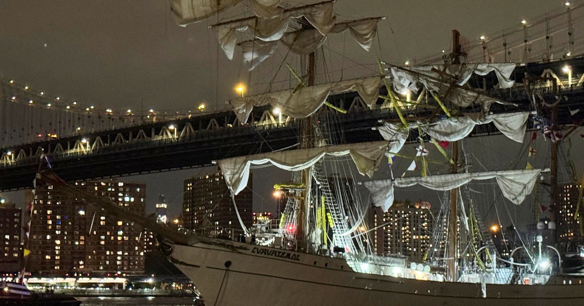 Tàu Hải quân Mexico tông vào cầu Brooklyn ở New York, hàng chục người bị thương