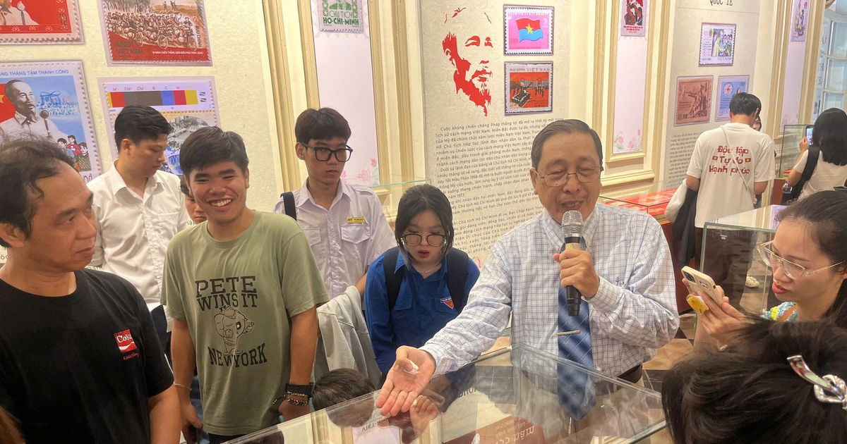 'Hành trình theo chân Bác qua sưu tập tem và bưu ảnh'