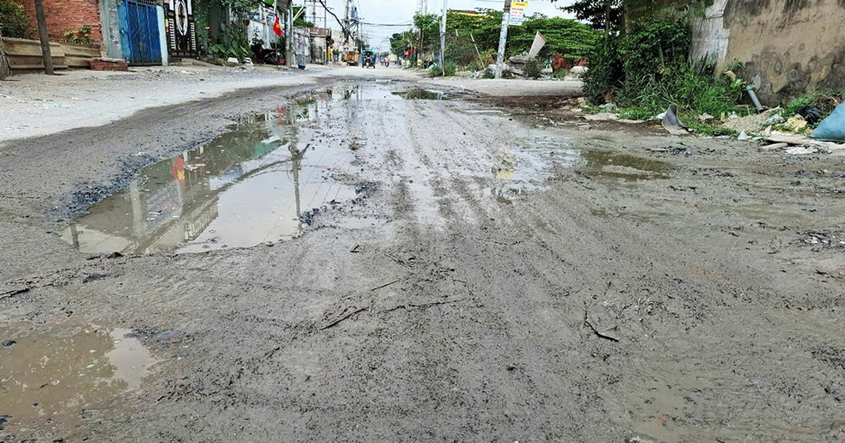 Đường sình lầy đi lại khó khăn
