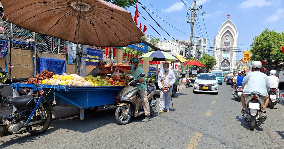 Buôn bán lấn chiếm lòng, lề đường