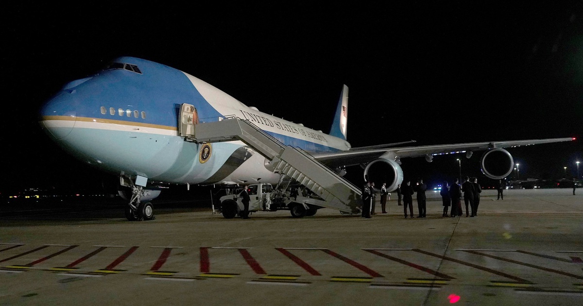 Mỏi mòn chờ chuyên cơ Không lực Một mới, ông Trump tính 'phương án B'