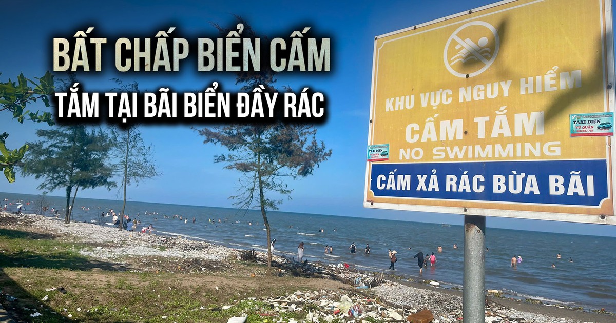 Người dân vô tư tắm tại bãi biển tự phát đầy rác, bất chấp biển cấm