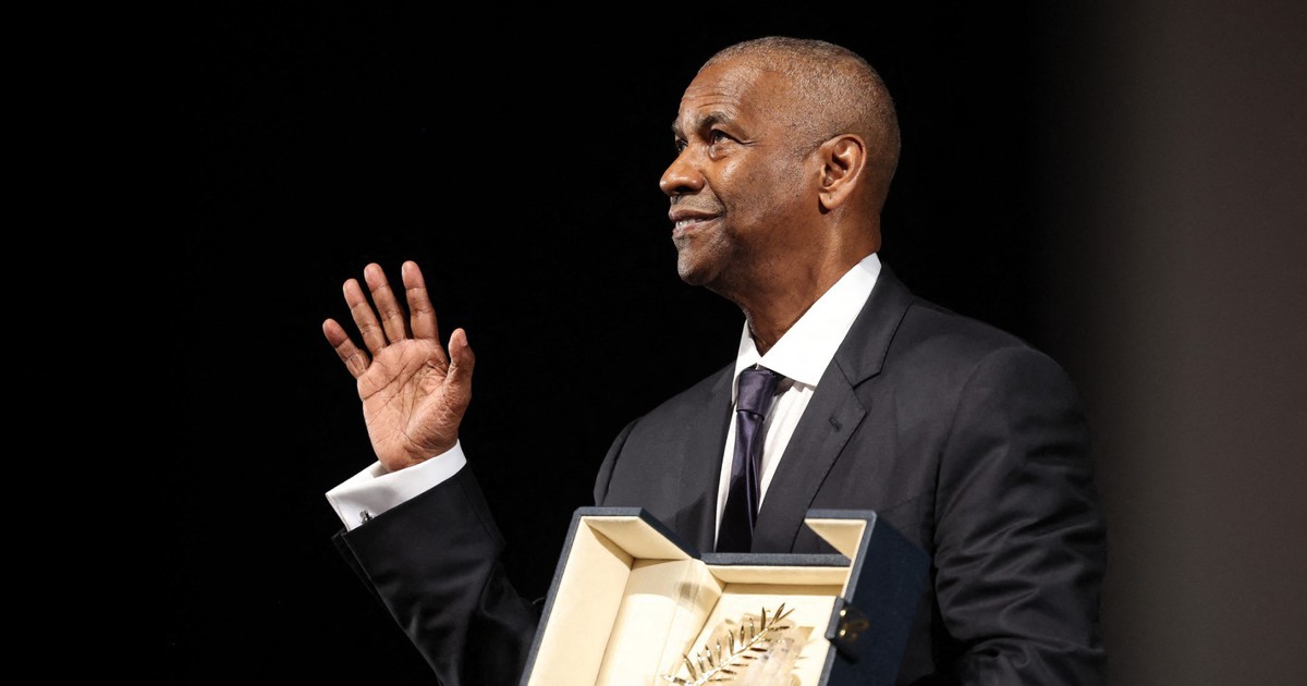 Denzel Washington phản ứng với nhiếp ảnh gia trước khi nhận Cành cọ vàng danh dự