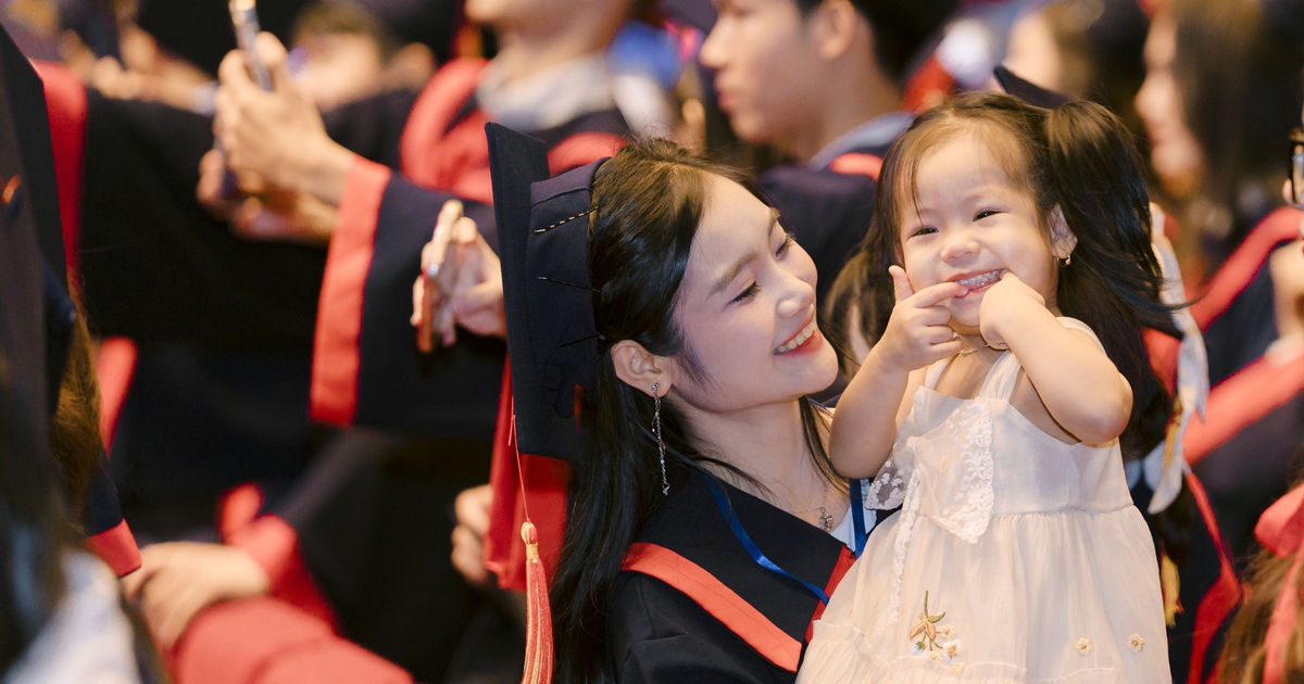 Câu chuyện cảm động về cô gái xinh đẹp bế con lên nhận bằng tốt nghiệp